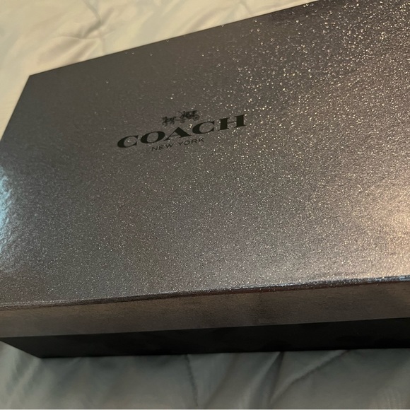 NWT Couch Signature Pouch with additional shoulder strap - Picture 4 of 4